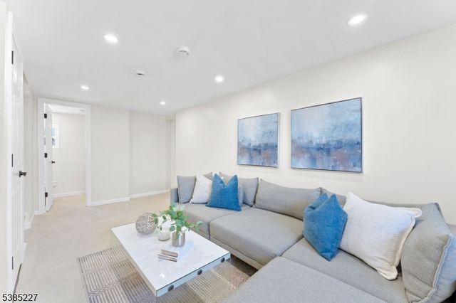 7 Luisser St, Clifton City, NJ 07012