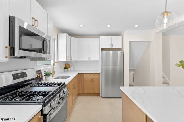 7 Luisser St, Clifton City, NJ 07012