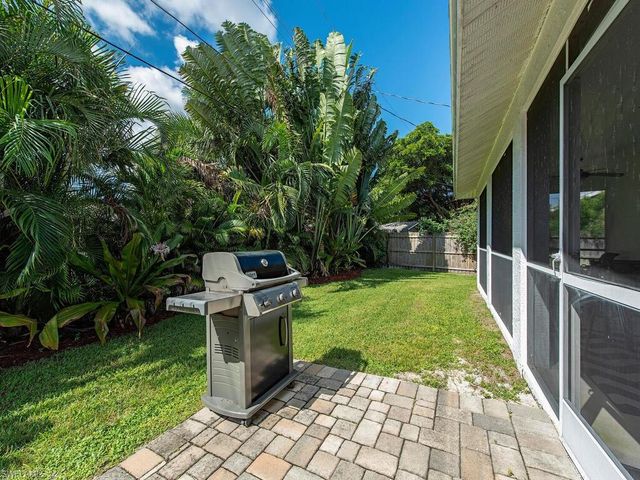 1082 Capri DR, Naples, FL 34103