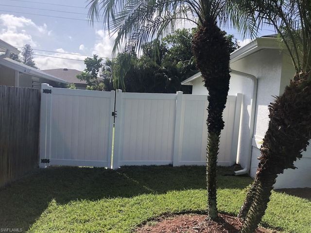 1082 Capri DR, Naples, FL 34103