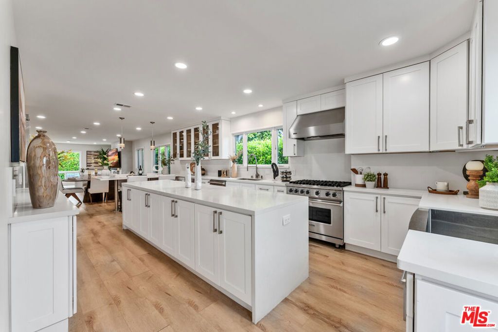 Image 9 of property listing at 256 N Doheny Drive, Beverly Hills, CA 90211