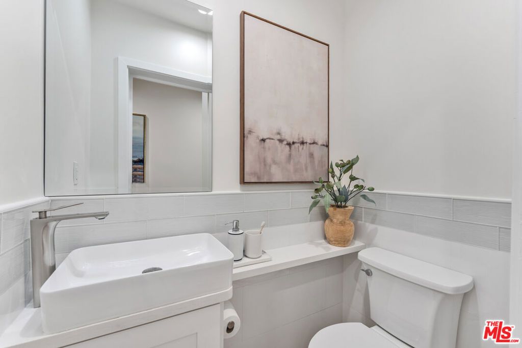 Image 10 of property listing at 256 N Doheny Drive, Beverly Hills, CA 90211