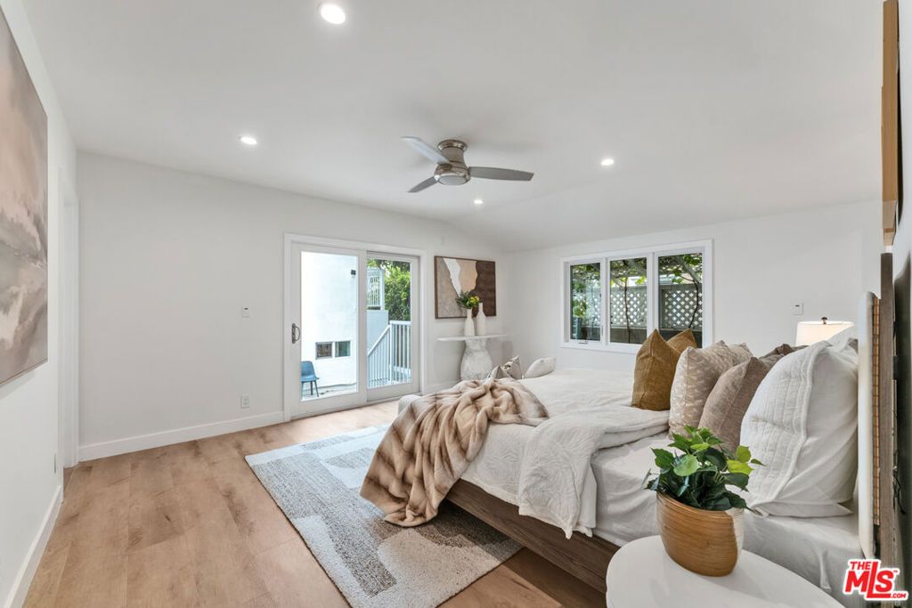 Image 11 of property listing at 256 N Doheny Drive, Beverly Hills, CA 90211