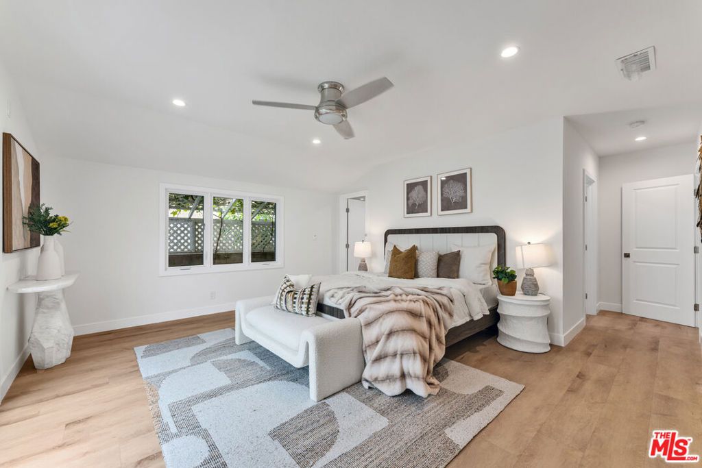 Image 12 of property listing at 256 N Doheny Drive, Beverly Hills, CA 90211