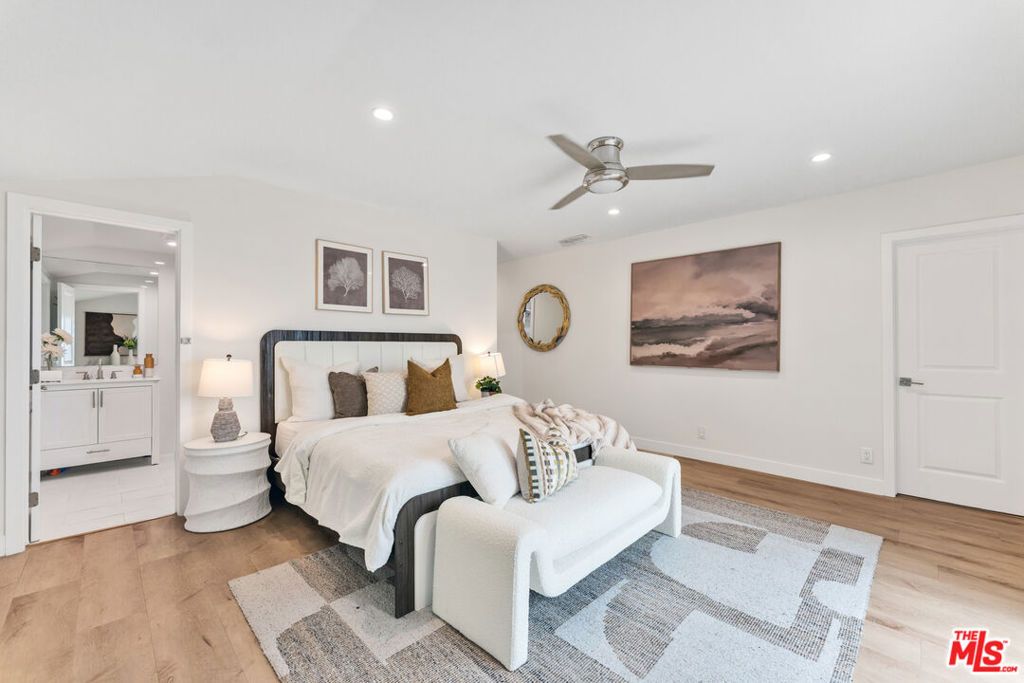 Image 13 of property listing at 256 N Doheny Drive, Beverly Hills, CA 90211