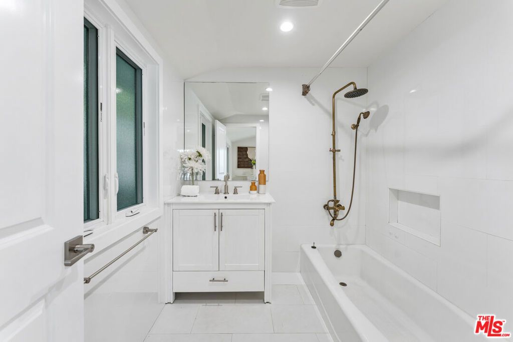 Image 14 of property listing at 256 N Doheny Drive, Beverly Hills, CA 90211
