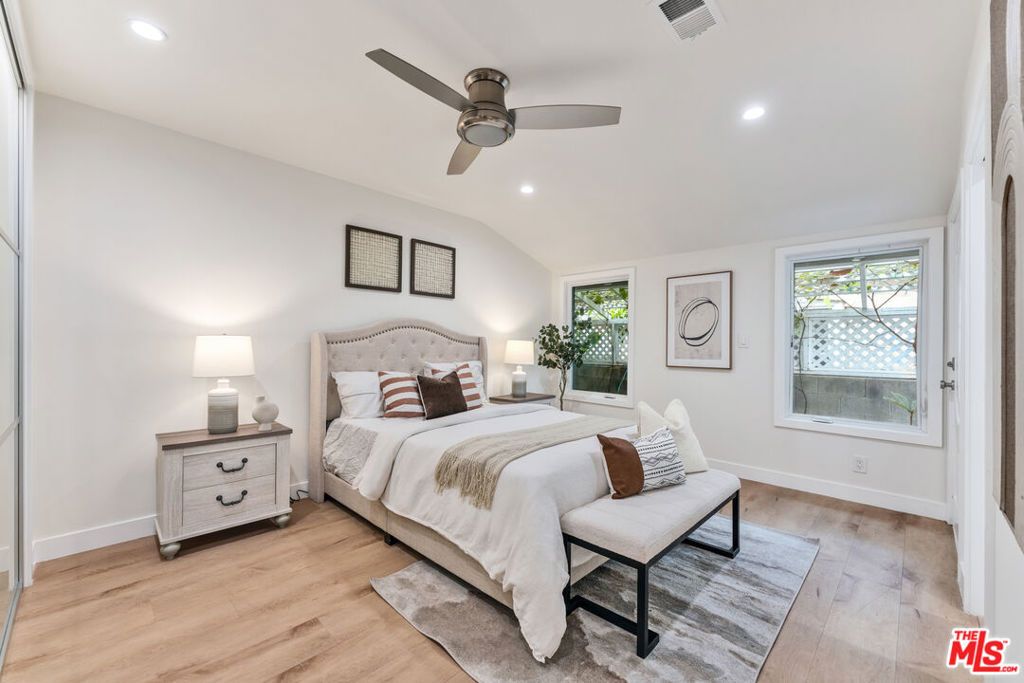 Image 15 of property listing at 256 N Doheny Drive, Beverly Hills, CA 90211
