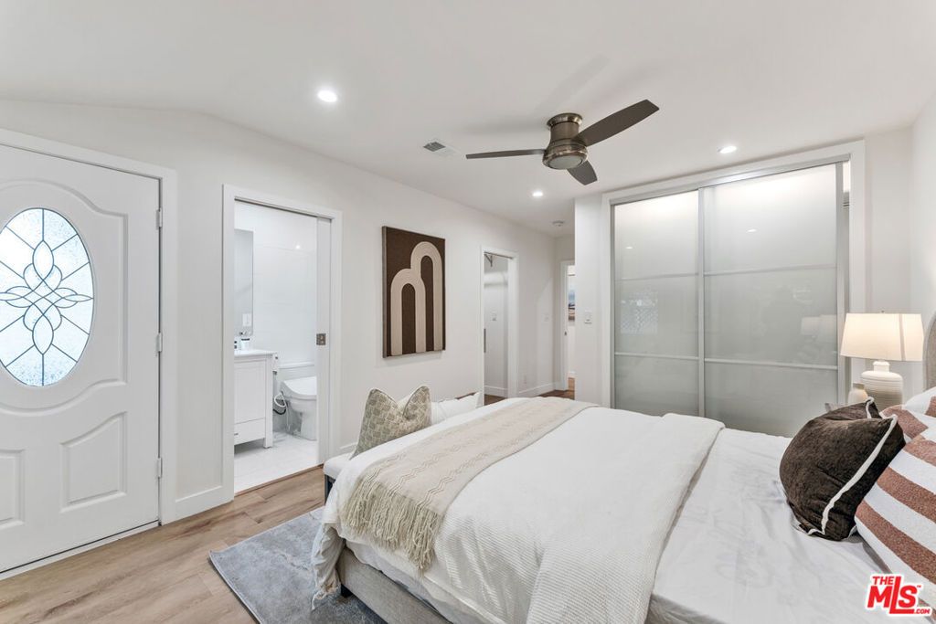 Image 16 of property listing at 256 N Doheny Drive, Beverly Hills, CA 90211