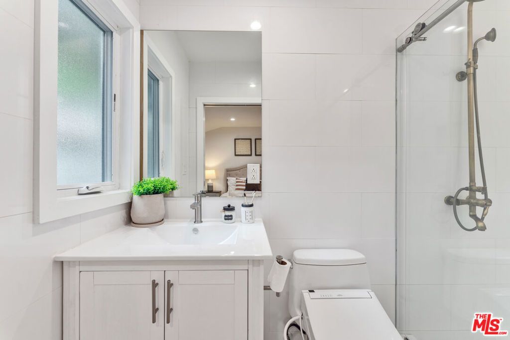 Image 17 of property listing at 256 N Doheny Drive, Beverly Hills, CA 90211
