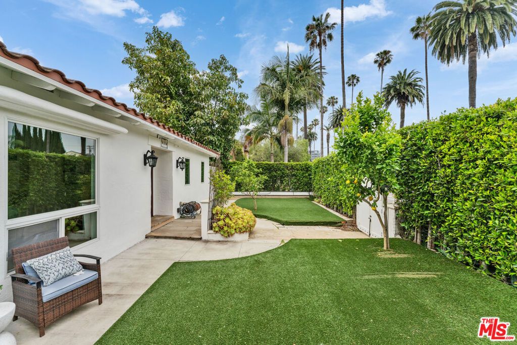 Image 1 of property listing at 256 N Doheny Drive, Beverly Hills, CA 90211