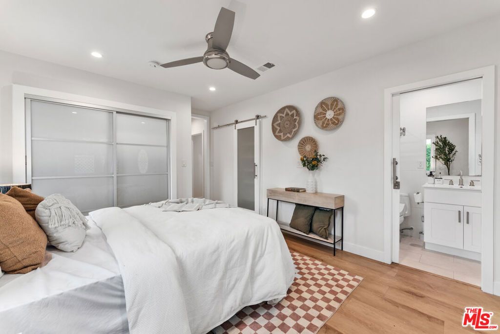 Image 19 of property listing at 256 N Doheny Drive, Beverly Hills, CA 90211