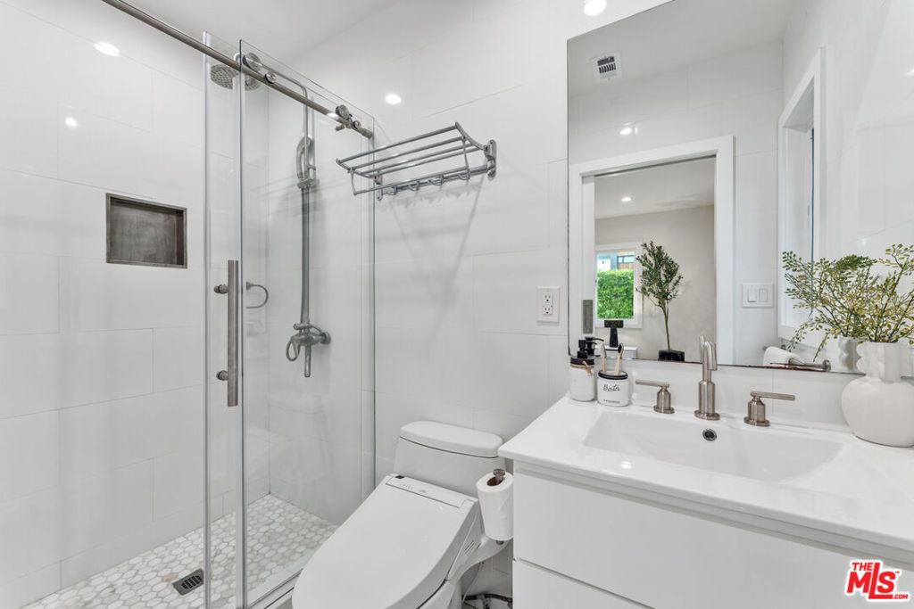 Image 20 of property listing at 256 N Doheny Drive, Beverly Hills, CA 90211