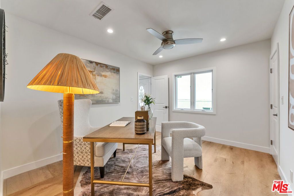 Image 22 of property listing at 256 N Doheny Drive, Beverly Hills, CA 90211