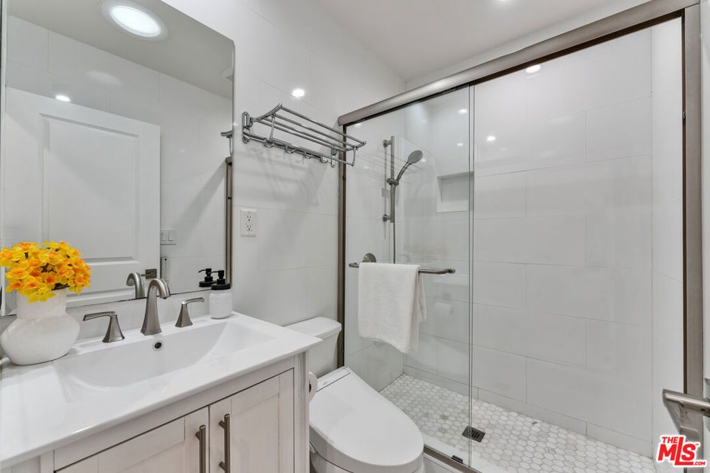 Image 23 of property listing at 256 N Doheny Drive, Beverly Hills, CA 90211