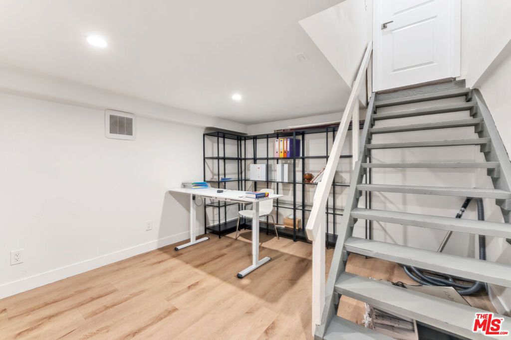Image 24 of property listing at 256 N Doheny Drive, Beverly Hills, CA 90211