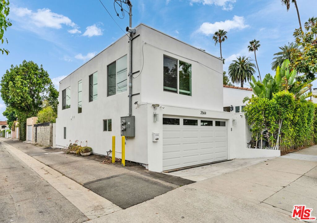 Image 25 of property listing at 256 N Doheny Drive, Beverly Hills, CA 90211