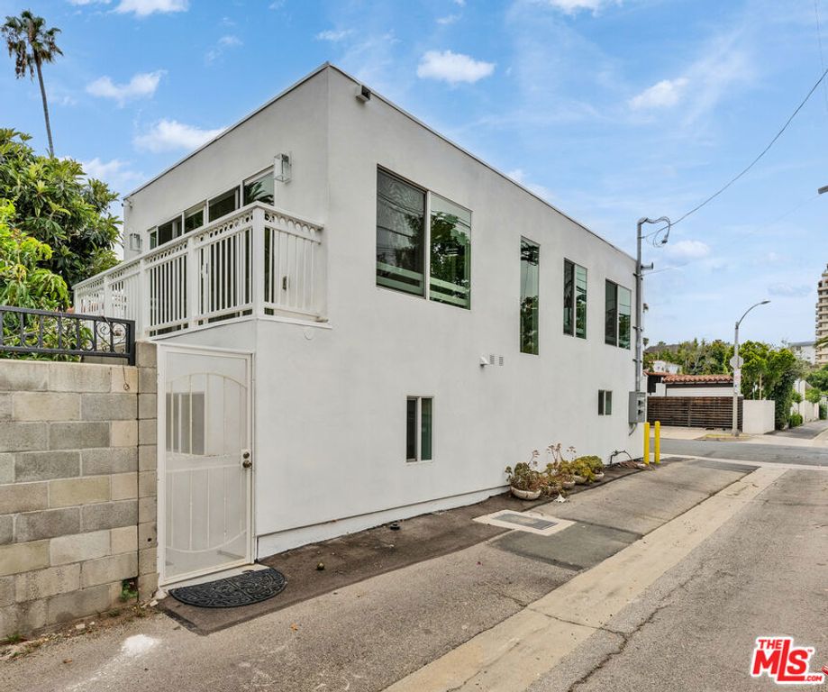 Image 26 of property listing at 256 N Doheny Drive, Beverly Hills, CA 90211