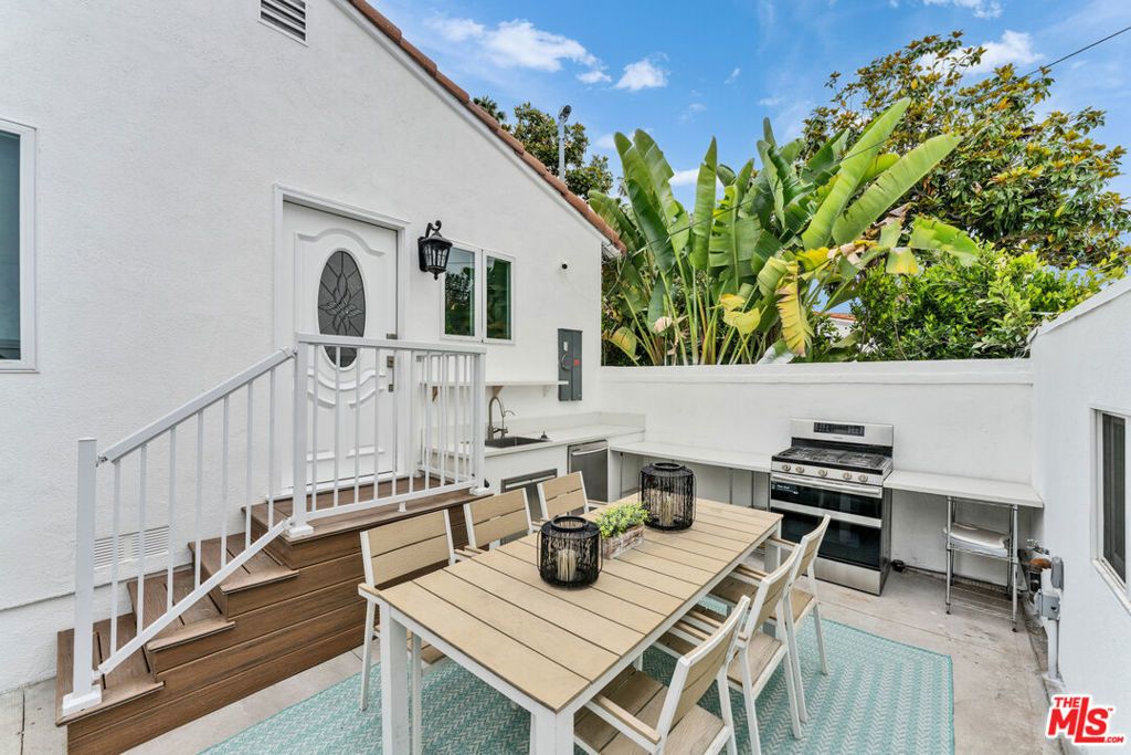Image 28 of property listing at 256 N Doheny Drive, Beverly Hills, CA 90211