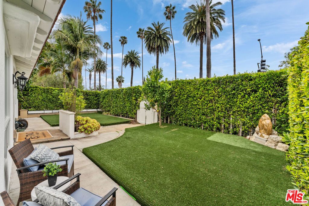 Image 2 of property listing at 256 N Doheny Drive, Beverly Hills, CA 90211