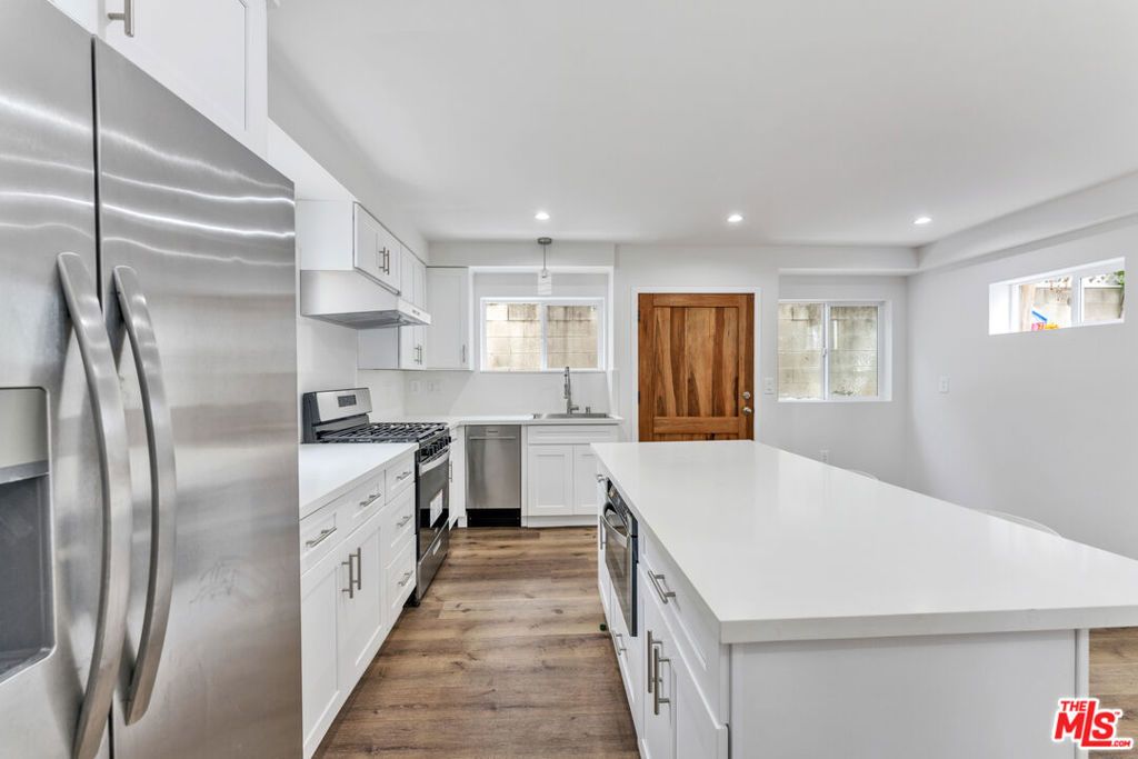 Image 32 of property listing at 256 N Doheny Drive, Beverly Hills, CA 90211