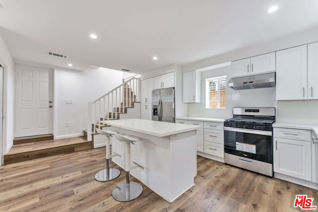 Image 33 of property listing at 256 N Doheny Drive, Beverly Hills, CA 90211