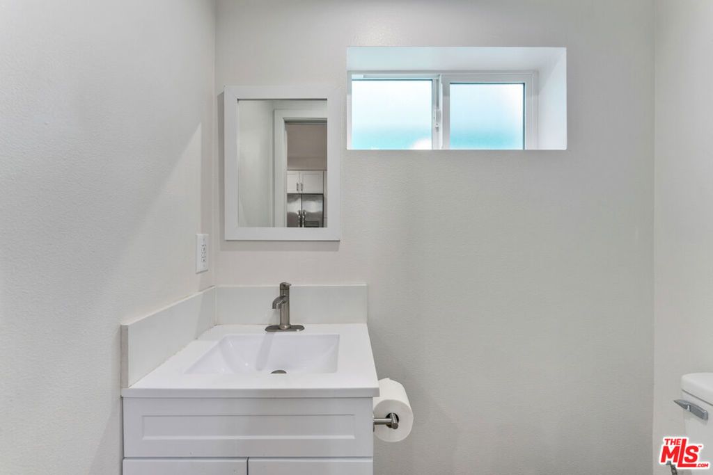 Image 34 of property listing at 256 N Doheny Drive, Beverly Hills, CA 90211