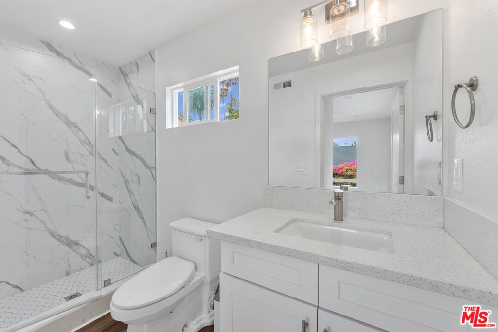 Image 36 of property listing at 256 N Doheny Drive, Beverly Hills, CA 90211