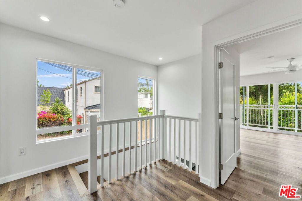 Image 37 of property listing at 256 N Doheny Drive, Beverly Hills, CA 90211
