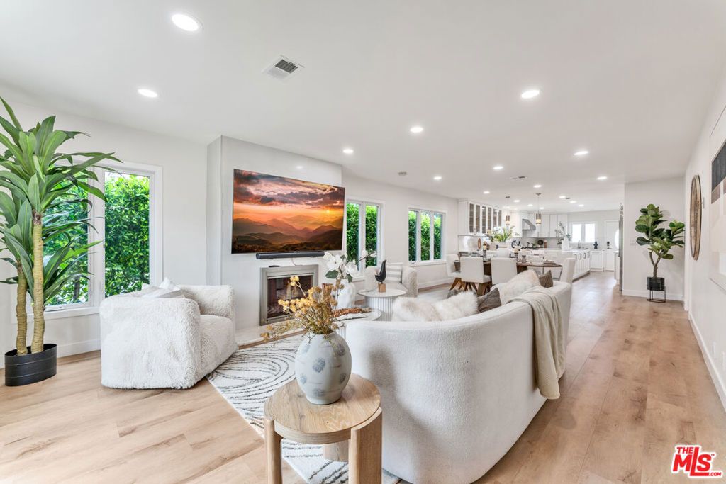 Image 3 of property listing at 256 N Doheny Drive, Beverly Hills, CA 90211