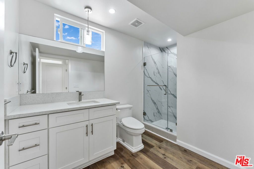Image 39 of property listing at 256 N Doheny Drive, Beverly Hills, CA 90211