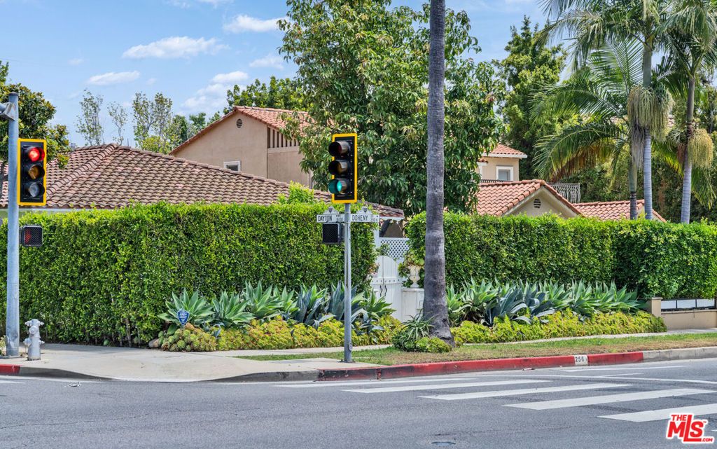 Image 40 of property listing at 256 N Doheny Drive, Beverly Hills, CA 90211