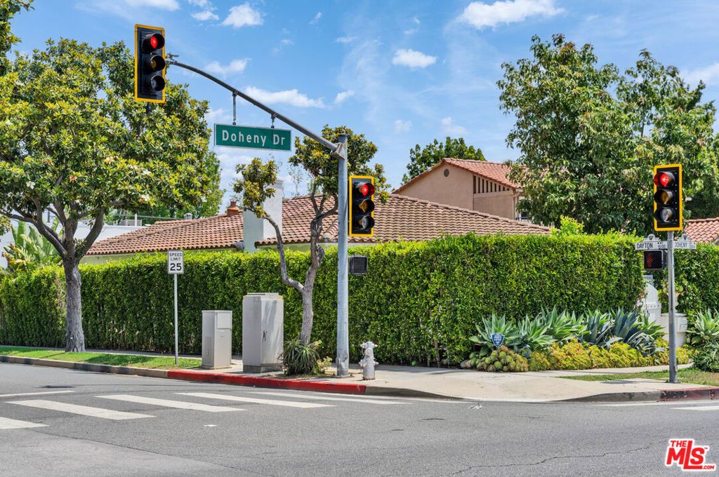 Image 41 of property listing at 256 N Doheny Drive, Beverly Hills, CA 90211