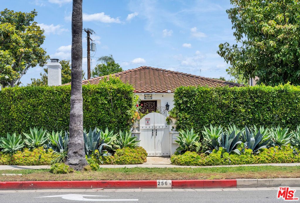 Image 42 of property listing at 256 N Doheny Drive, Beverly Hills, CA 90211