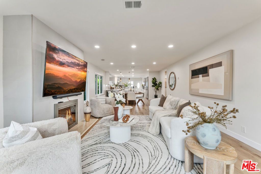 Image 4 of property listing at 256 N Doheny Drive, Beverly Hills, CA 90211