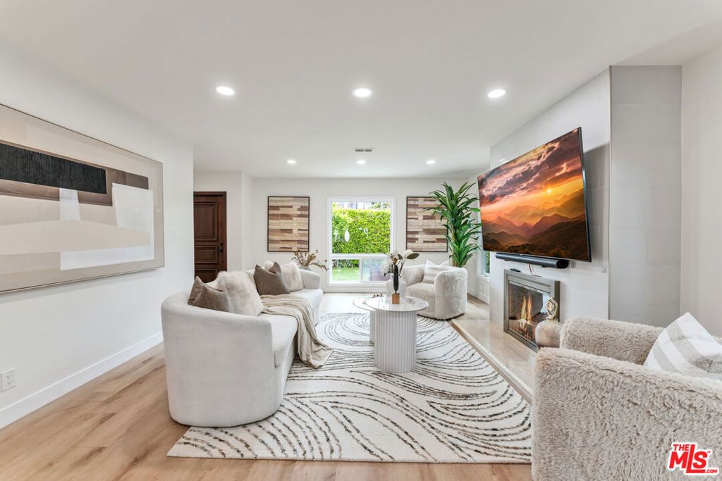 Image 5 of property listing at 256 N Doheny Drive, Beverly Hills, CA 90211