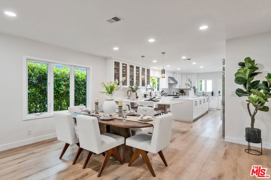 Image 6 of property listing at 256 N Doheny Drive, Beverly Hills, CA 90211