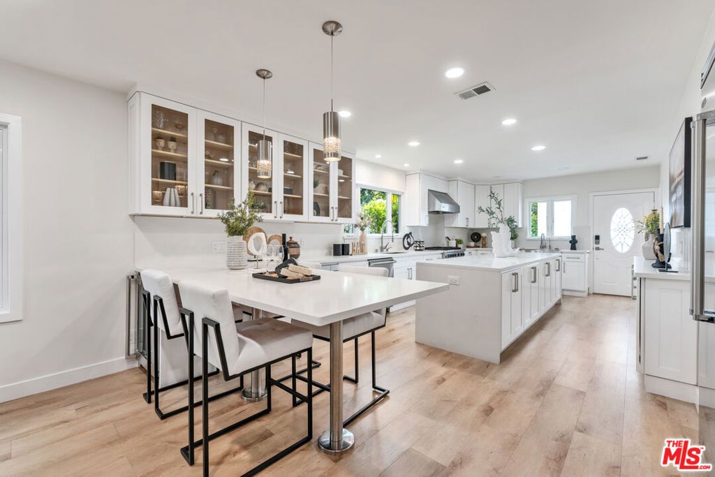 Image 7 of property listing at 256 N Doheny Drive, Beverly Hills, CA 90211