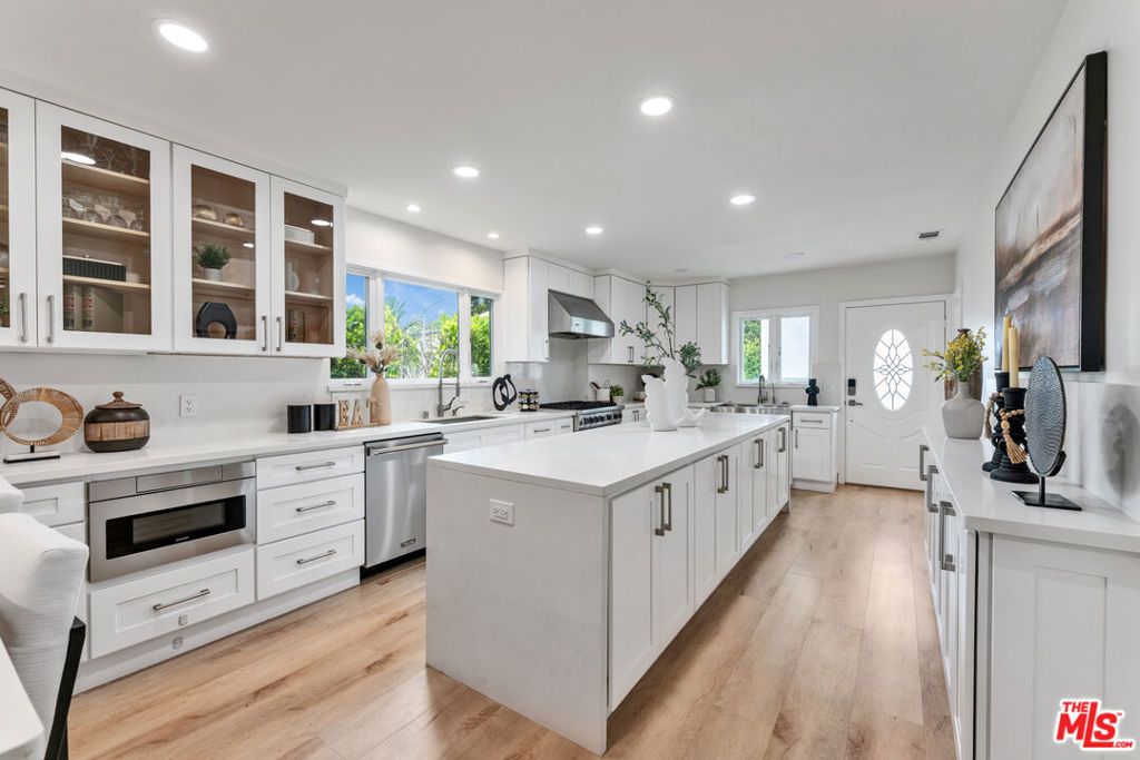 Image 8 of property listing at 256 N Doheny Drive, Beverly Hills, CA 90211
