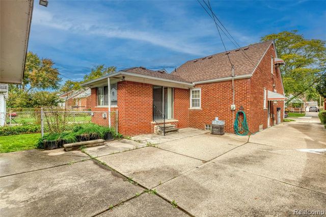 20514 Lochmoor Street, Harper Woods, MI 48225