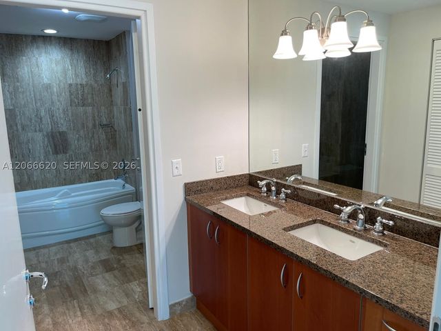 300 S Biscayne Blvd T-2804, Miami, FL 33131