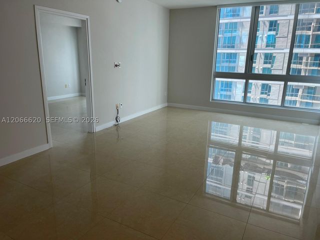 300 S Biscayne Blvd T-2804, Miami, FL 33131