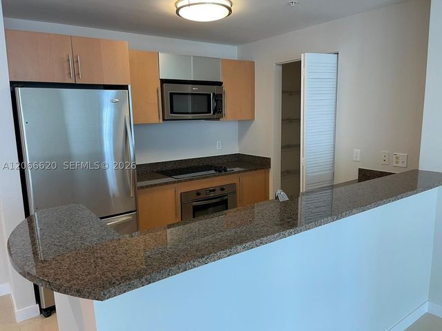 300 S Biscayne Blvd T-2804, Miami, FL 33131