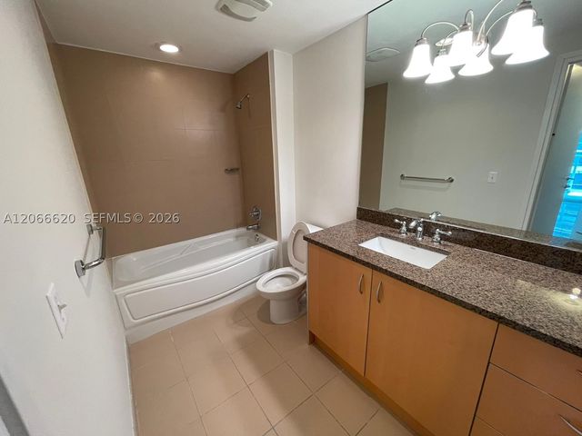 300 S Biscayne Blvd T-2804, Miami, FL 33131