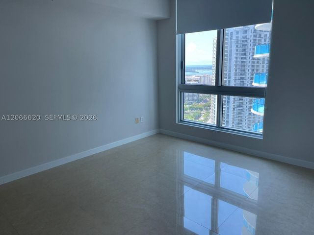 300 S Biscayne Blvd T-2804, Miami, FL 33131