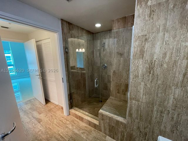 300 S Biscayne Blvd T-2804, Miami, FL 33131