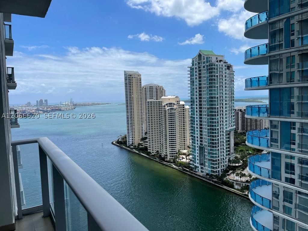 300 S Biscayne Blvd T-2804, Miami, FL 33131