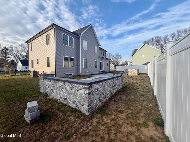 13 Edenfield Street, Colonie, NY 12211