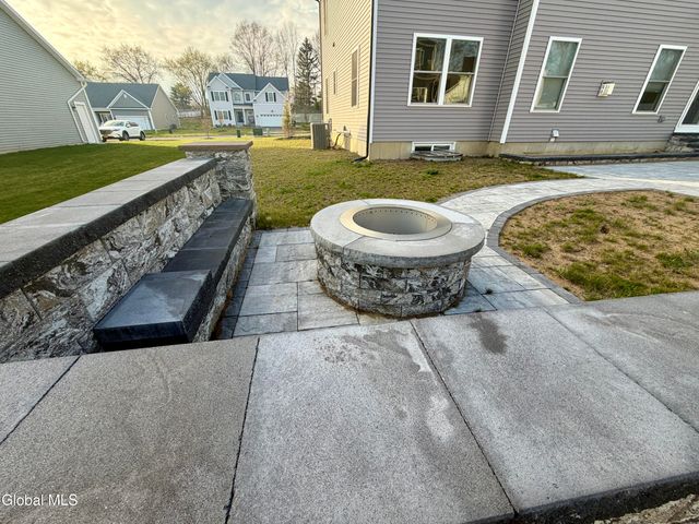 13 Edenfield Street, Colonie, NY 12211