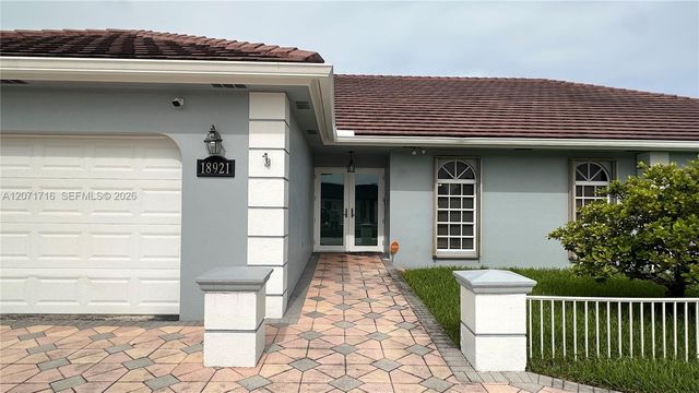 18921 W Oakmont Drive, Hialeah, FL 33015