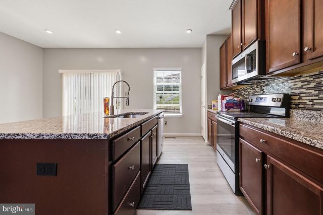 174 ONTARIO DR, Falling Waters, WV 25419
